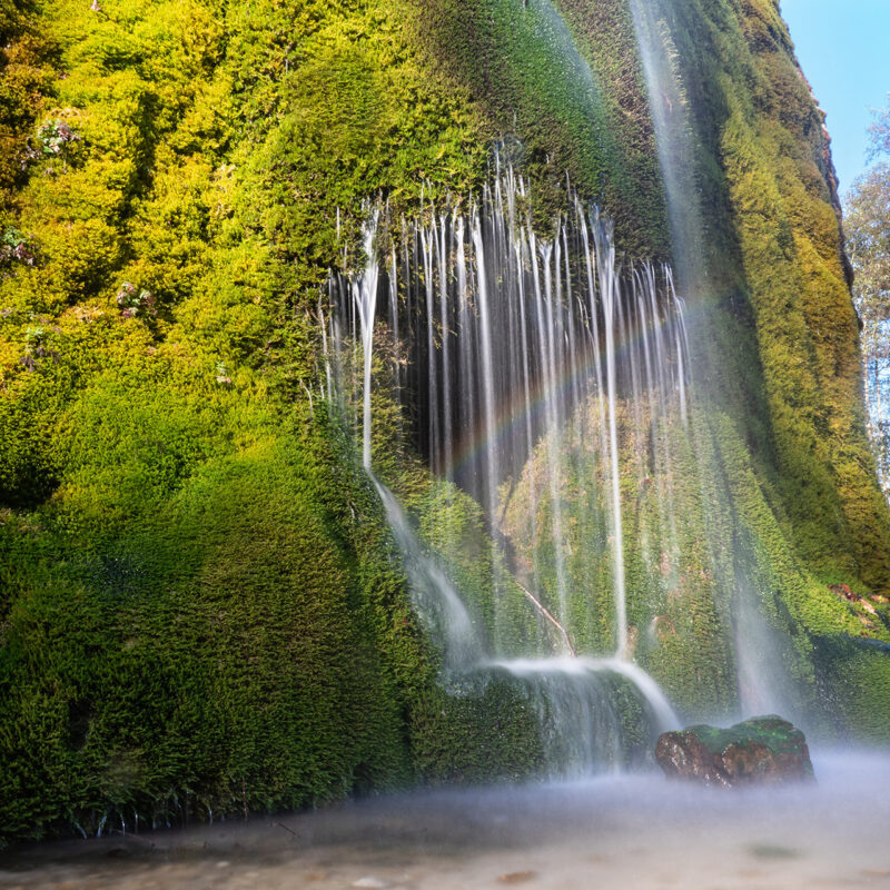 Bild zum Beitrag Regenbogen am Dreimühlen Wasserfall